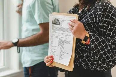 Gestion locative : auto-gestion ou agence, quel impact financier ?